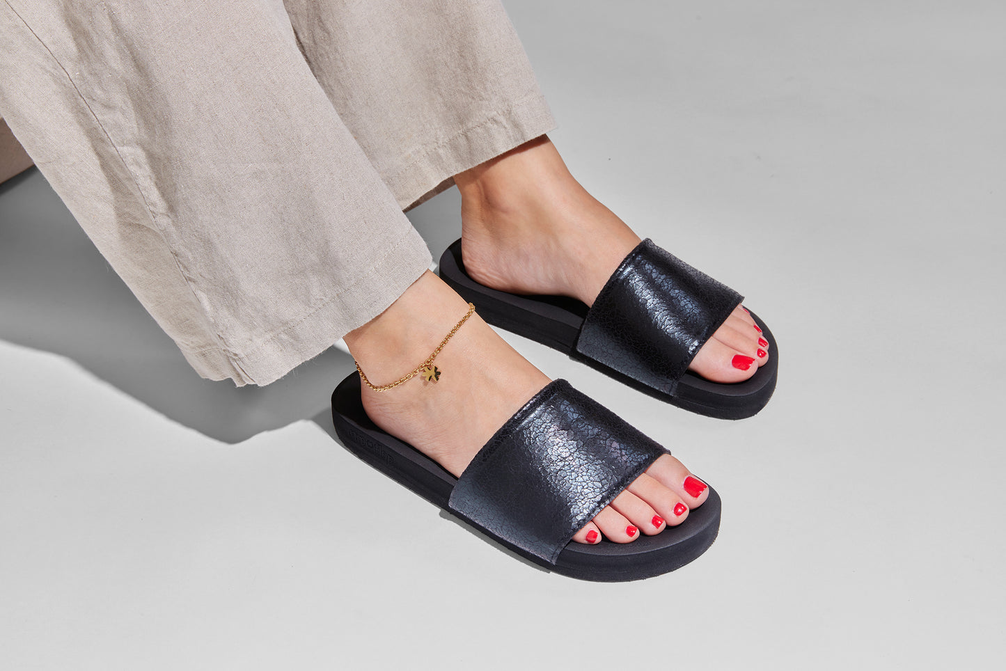 life style | pool metallic cracked