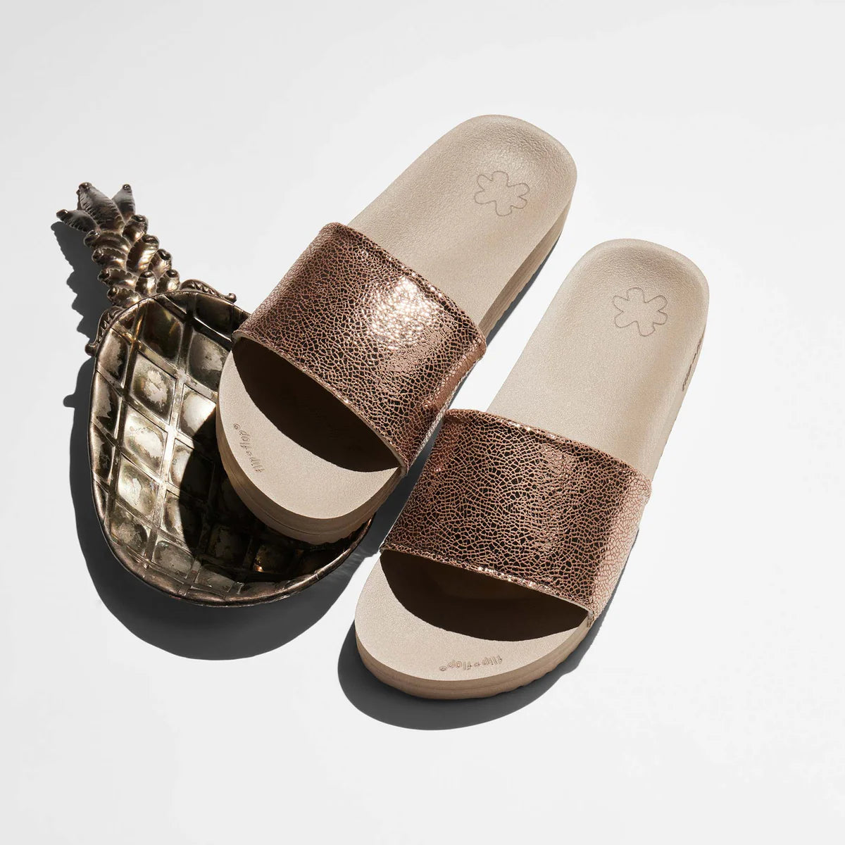 life style | pool metallic cracked