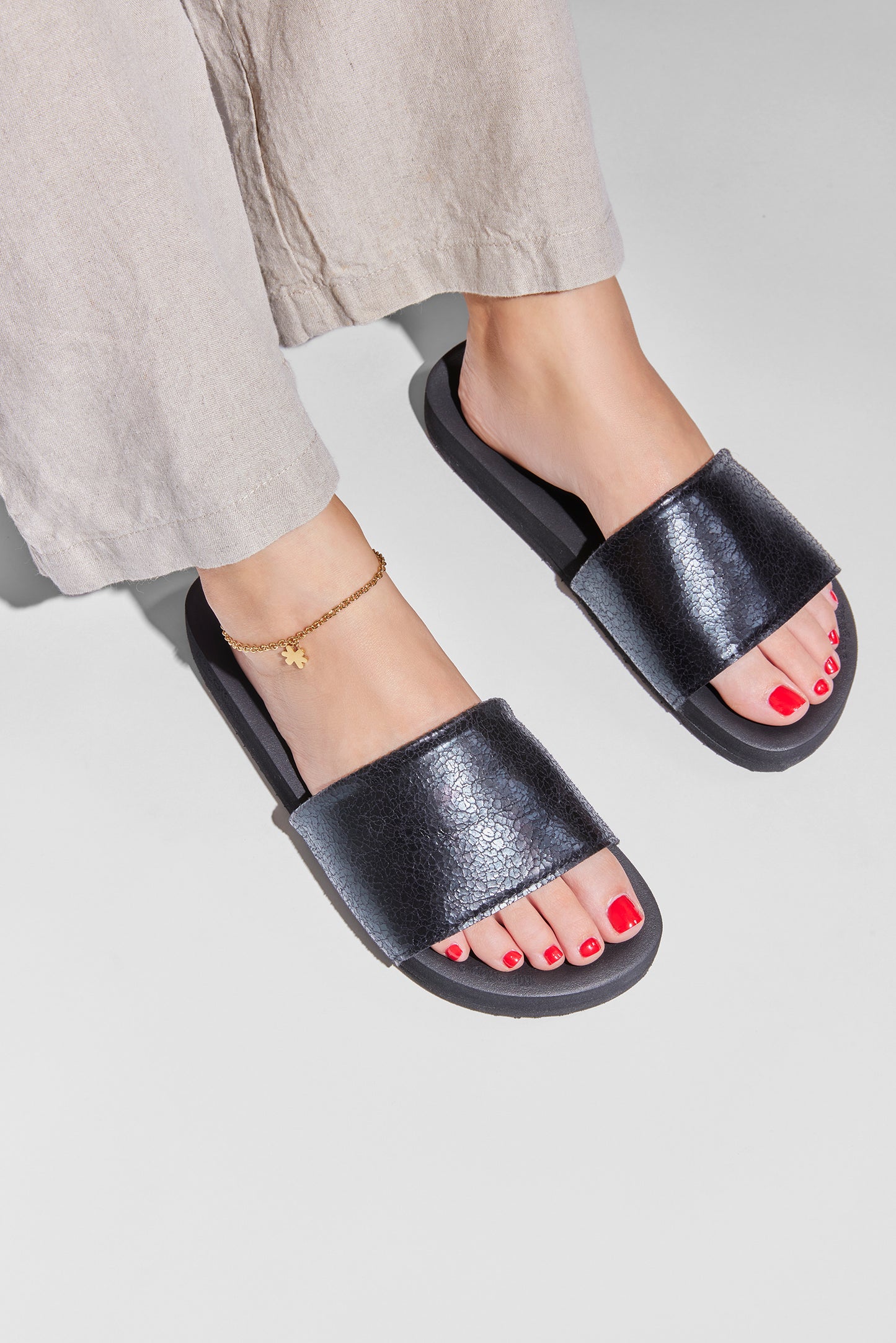 life style | pool metallic cracked