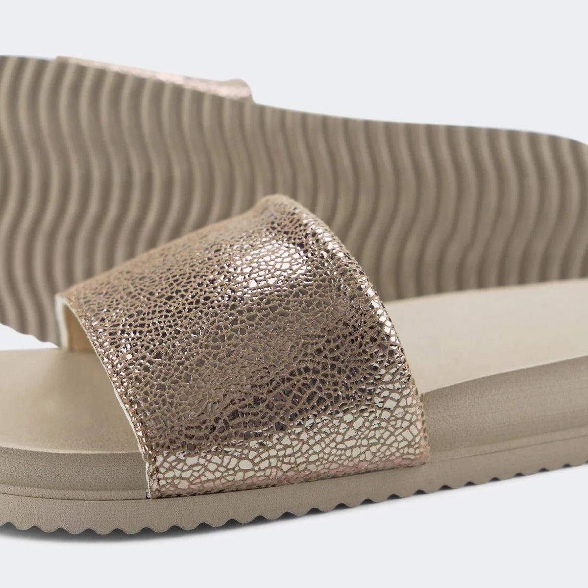 life style | pool metallic cracked